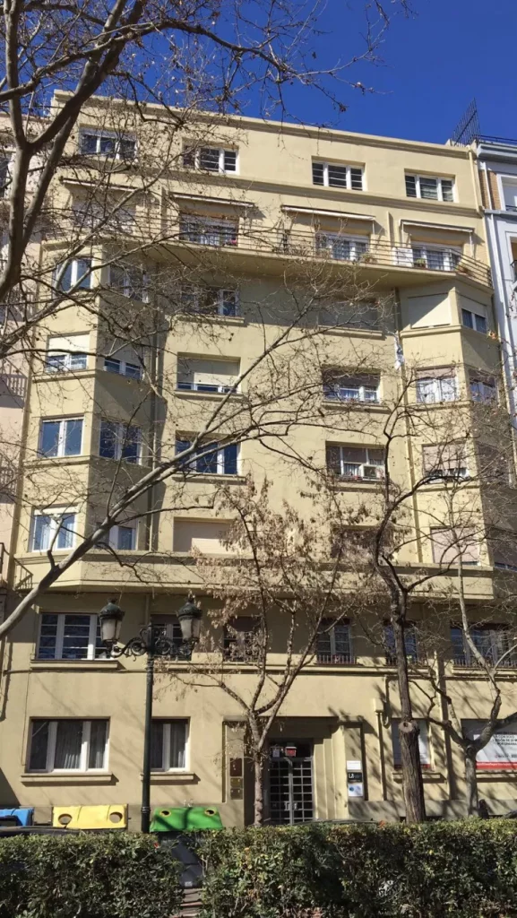 El racionalismo arquitectónico es una corriente del siglo XX que defiende que la forma debe responder a la función. Se caracteriza por fachadas limpias, líneas rectas, balcones corridos y grandes ventanales. En Zaragoza destacan el nº 22 de la calle San Clemente (Regino Borobio) y el edificio del nº 16 de la Plaza de los Sitios (Fernando García Mercadal). En Francia se vinculó al Movimiento Moderno de Le Corbusier y se conoció también como Estilo Internacional.